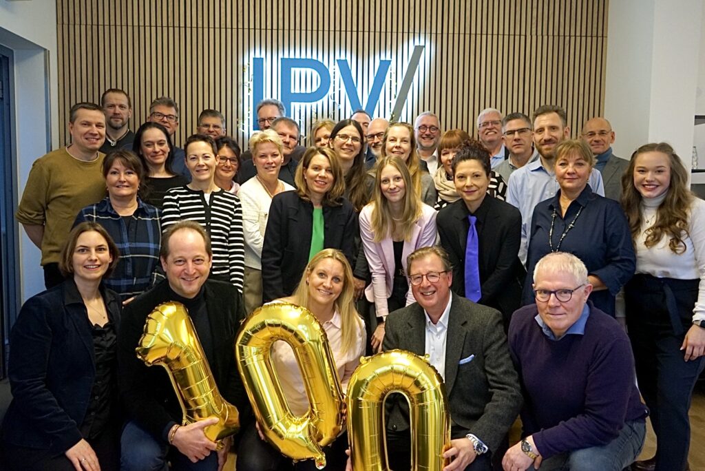Industrie-Pensions-Verein e.V. (IPV) – Foto des gesamten Teams mit einer 100 zum 100 jährigen Jubiläum