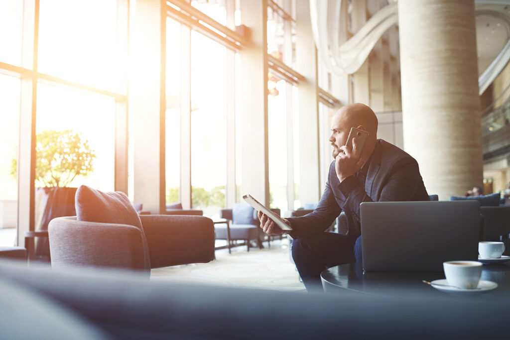 Businessmann telefoniert shutterstock 399953872 i