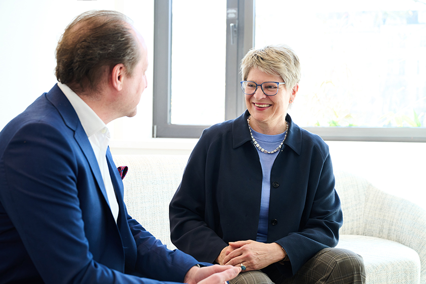 Stabile Rente trotz Demografie: Gundula Roßbach (DRV Bund) zur Finanzierung und Zukunft der gesetzlichen Rentenversicherung 1 Gundula Roßbach, DRV Bund und Christian Kiefer im Gespräch