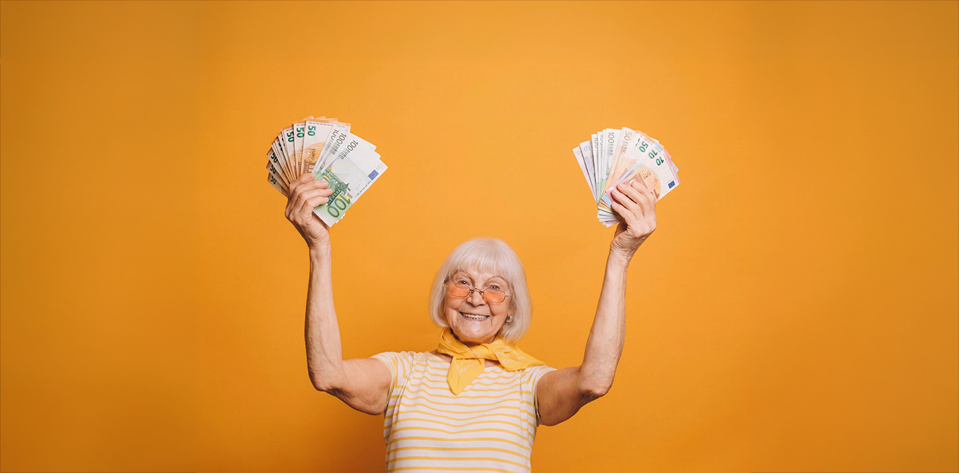 Gut gelaunte 75 jährige Frau hält Euroscheine in die Höhe