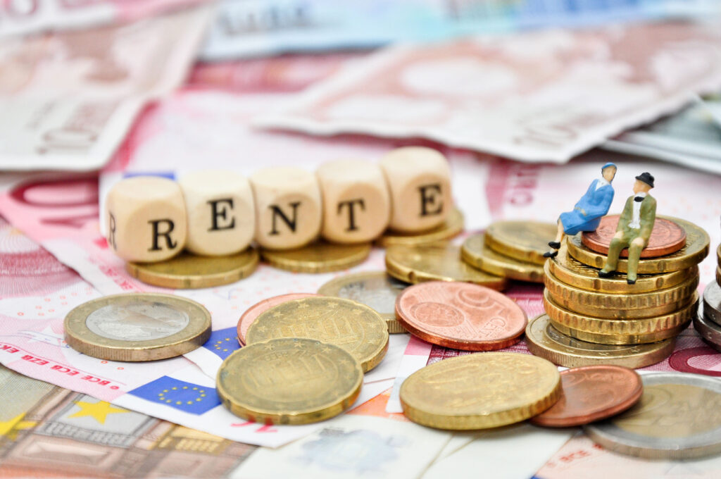 Startseite 15 Rente ausgeschrieben als Würfel, Rentner sitzen auf Geld