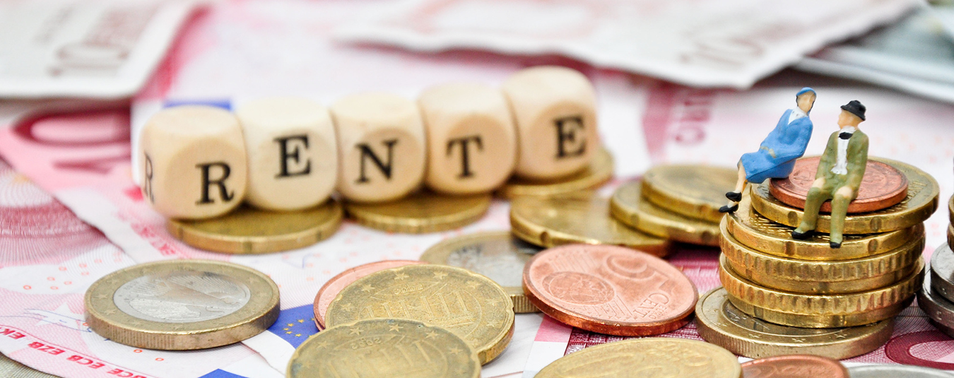 Rente ausgeschrieben als Würfel, Rentner sitzen auf Geld